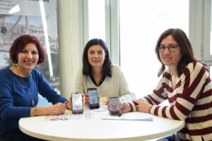 Pepi Pallarés, cuidadora; Nuria Albacar, coordinadora del proyecto, y Mónica Mulet, enfermera del CAP Baix Ebre, muestran la aplicación Cuidadoras cronicos.