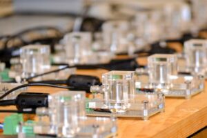 Equipos de investigación del MIT analizando sonidos de baterías de iones de litio