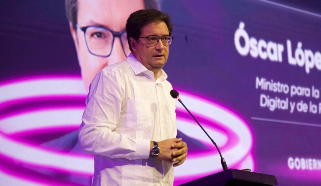 Oscar López ,minostro del Gobierno de ESpaña, en una acto de divulgación