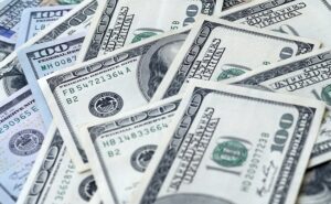 Billetes de cien dólares esparcidos