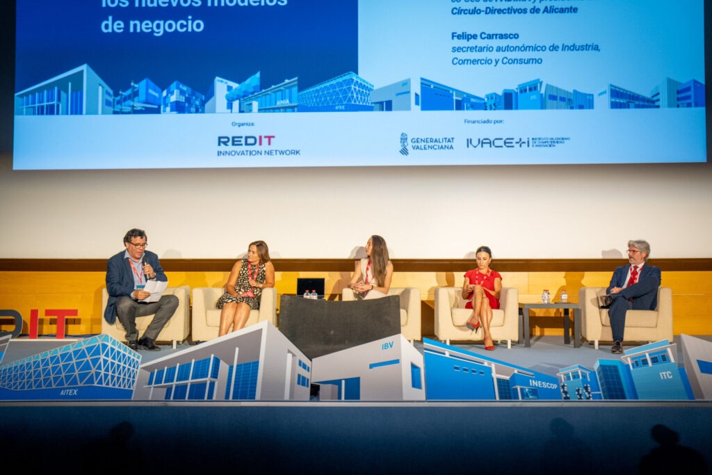 Panel de discusión en el REDIT Summit 2025