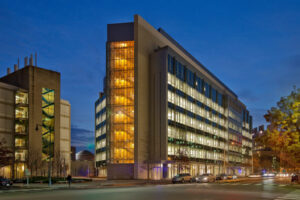 Edificio moderno iluminado al anochecer
