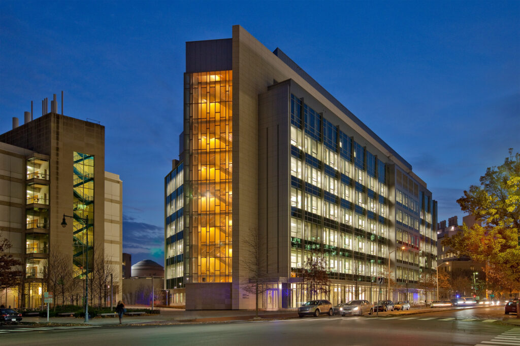 Edificio del MIT iluminado al anochecer