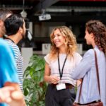 Grupo de personas conversando en un ambiente de trabajo moderno