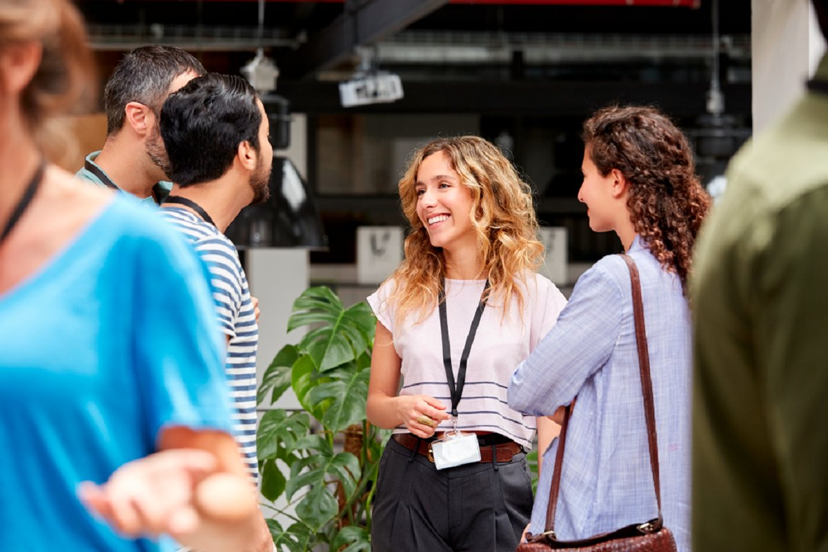 Grupo de personas conversando en un ambiente de trabajo moderno