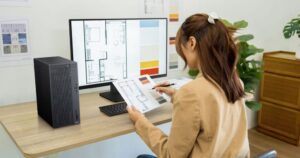 Mujer trabajando en un escritorio con el ASUS ExpertCenter P500 Mini Tower