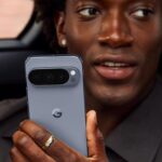 Persona sosteniendo un Google Pixel 10 Pro en un coche