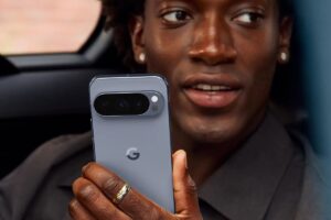 Persona sosteniendo un Google Pixel 10 Pro en un coche
