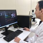 Investigador del ITC trabajando en un ordenador sobre reciclaje de baterías de ion litio.