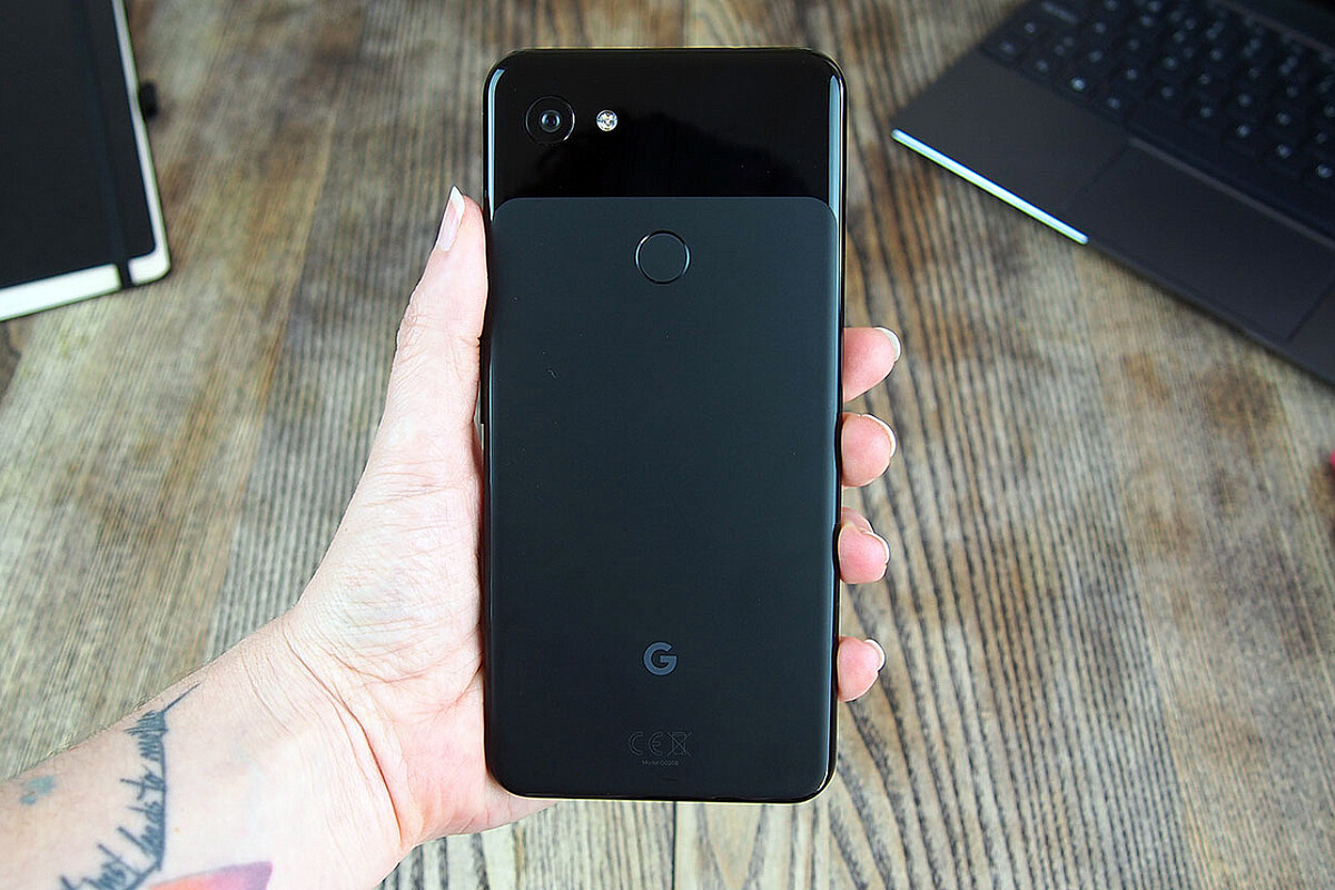 Vista trasera de un smartphone negro en una mano