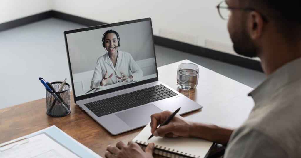 Persona usando laptop ASUS ExpertBook P3 G2 en videoconferencia