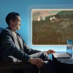 Hombre usando el portátil ASUS ExpertBook Ultra en un entorno moderno