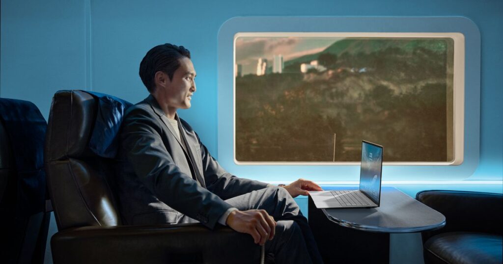 Hombre usando el portátil ASUS ExpertBook Ultra en un entorno moderno