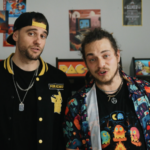 Artistas de rap en un estudio con máquinas de arcade de fondo