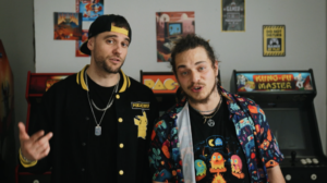 Artistas de rap en un estudio con máquinas de arcade de fondo