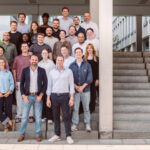 Grupo de personas posando en escaleras, representando el equipo de ONLOGIST.