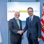 Representantes de LALIGA y el gobierno en la firma de un acuerdo de ciberseguridad