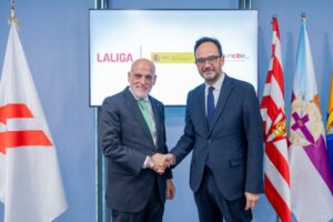 Representantes de LALIGA y el gobierno en la firma de un acuerdo de ciberseguridad