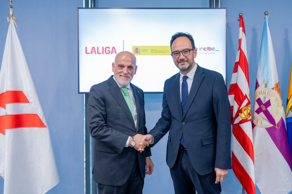 Representantes de LALIGA y el gobierno en la firma de un acuerdo de ciberseguridad
