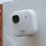 Cámara exterior 2K Blink instalada en una pared con nieve