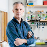 Profesor en laboratorio de investigación sobre antibióticos y AI