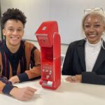 Estudiantes del MIT presentan un dispositivo de cocina inteligente rojo.