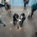 Personas en un entorno de oficina discutiendo sobre supervisión de seguros