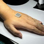 Dispositivo portátil de ultrasonido colocado en una muñeca humana