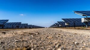 Instalaciones solares en un campo de energía renovable en España