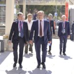 Participantes del AI Summit 2026 discutiendo sobre inteligencia artificial