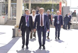 Participantes del AI Summit 2026 discutiendo sobre inteligencia artificial