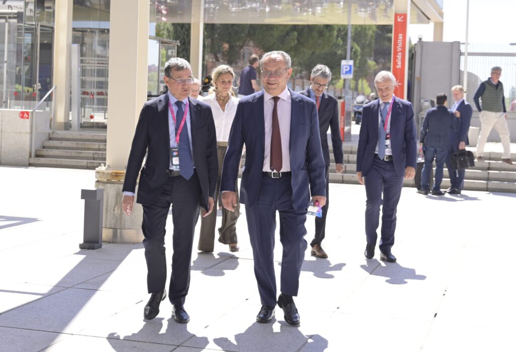 Participantes del AI Summit 2026 discutiendo sobre inteligencia artificial