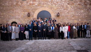 Reunión del Consejo de Patrimonio Histórico en Sigüenza con participantes en un entorno histórico.