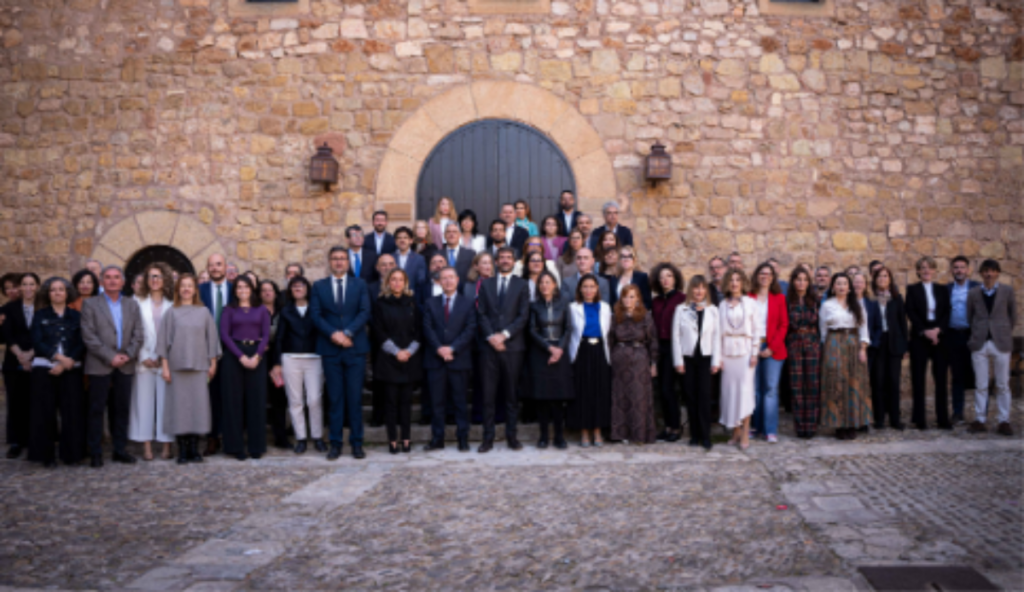 Reunión del Consejo de Patrimonio Histórico en Sigüenza con participantes en un entorno histórico.