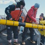 Investigadores trabajando con un vehículo autónomo submarino en el mar