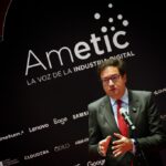 Un orador en un evento de Ametic discutiendo sobre regulaciones telefónicas