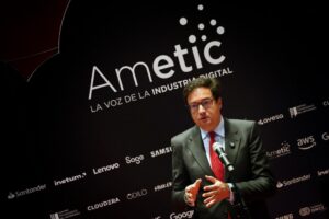 Un orador en un evento de Ametic discutiendo sobre regulaciones telefónicas