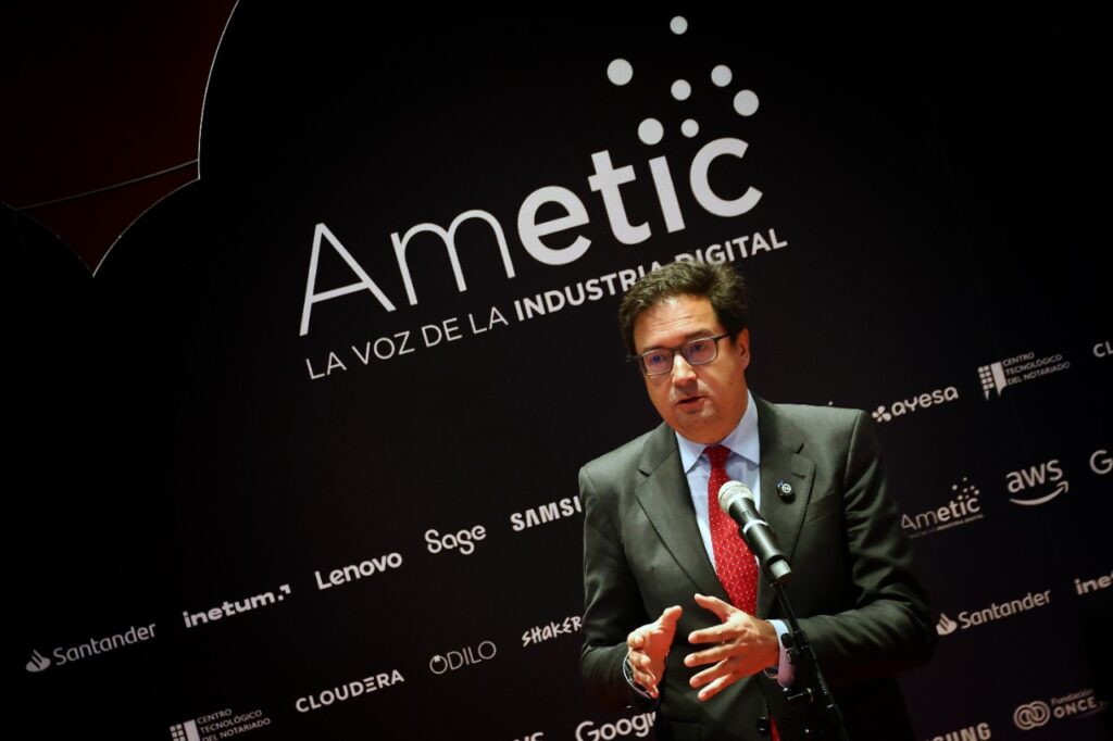 Un orador en un evento de Ametic discutiendo sobre regulaciones telefónicas