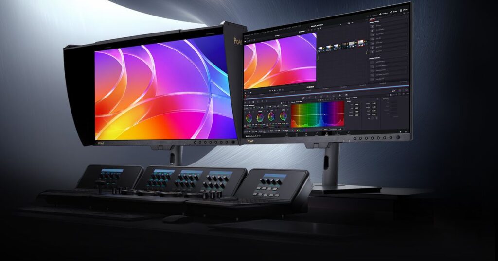 Monitores ASUS ProArt OLED PA27USD y PA32USD en un entorno de trabajo
