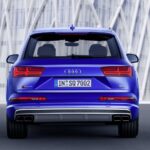 Vista trasera de un Audi SQ7 azul en un entorno moderno.