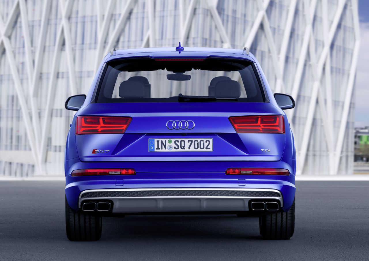 Vista trasera de un Audi SQ7 azul en un entorno moderno.