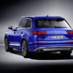 Vista trasera de un Audi SQ7 de color azul