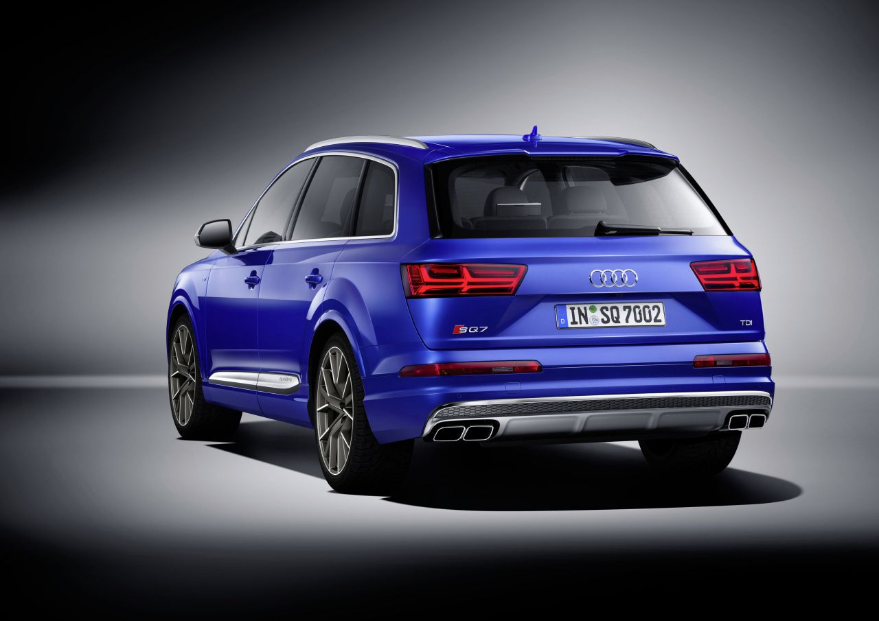 Vista trasera de un Audi SQ7 de color azul