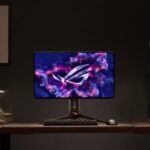 Monitor ASUS ROG Swift OLED con diseño moderno y teclado en un escritorio