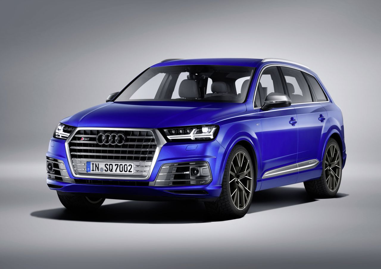 Audi SQ7 2023 en color azul con llantas deportivas