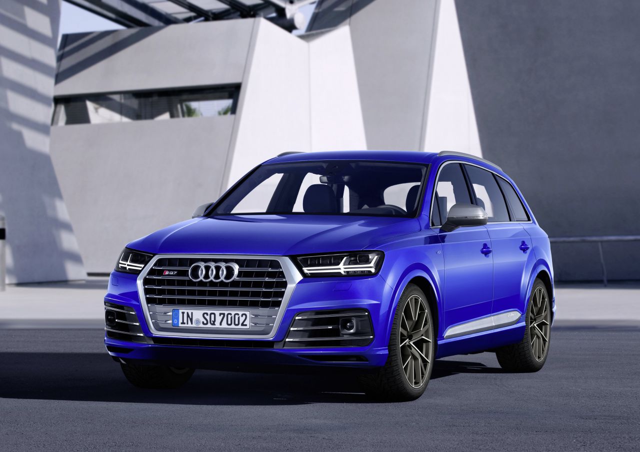 Audi SQ7 azul estacionado frente a un edificio moderno