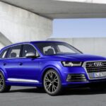 Audi SQ7 de color azul en un entorno moderno