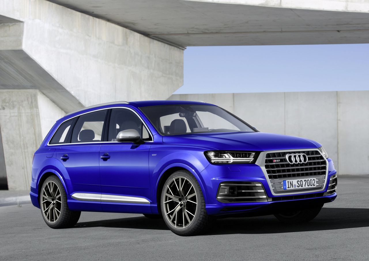 Audi SQ7 de color azul en un entorno moderno