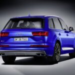 Vista trasera de un Audi SQ7 de color azul