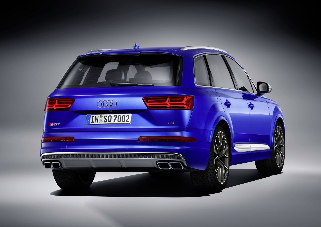 Vista trasera de un Audi SQ7 de color azul